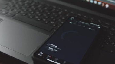 Hız uygulaması kullanılarak cep telefonundaki internet hızını kontrol ediliyor