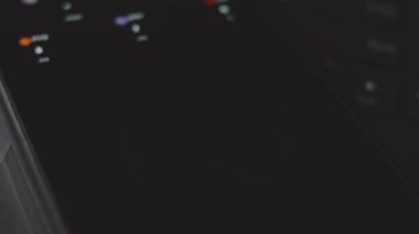 Cep telefonundaki internet hızını kontrol ediyorum, hız uygulamasını kullanarak. Makro görünüm.