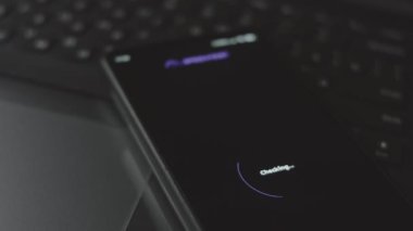 Hız uygulaması kullanılarak cep telefonundaki internet hızını kontrol ediliyor