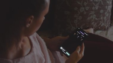 Cep telefonundan internet hızını kontrol eden kadın, hız uygulaması kullanıyor