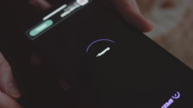 Cep telefonundaki internet hızını kontrol ediyorum, hız uygulamasını kullanarak. Makro görünüm.