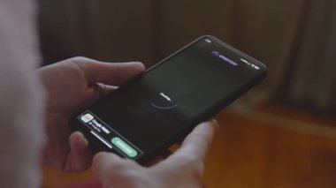 Cep telefonundaki internet hızını kontrol ediyorum, hız uygulamasını kullanarak. Makro görünüm.