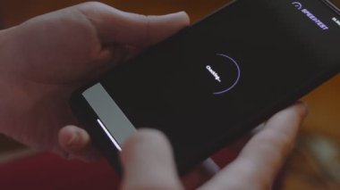 Cep telefonundaki internet hızını kontrol ediyorum, hız uygulamasını kullanarak. Makro görünüm.