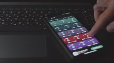 Cep telefonundaki internet hızını kontrol ediyorum, hız uygulamasını kullanarak. Ping, yükleme ve indirme hızı kontrol ediliyor. Makro görünüm.