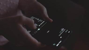 Tüccar yatırımcı analisti cep telefonu uygulaması kullanıyor. Finansal borsa analizleri. Grafik ticareti verilerini analiz eden yatırımcı