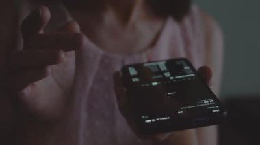 Tüccar yatırımcı analisti cep telefonu uygulaması kullanıyor. Finansal borsa analizleri. Grafik ticareti verilerini analiz eden yatırımcı