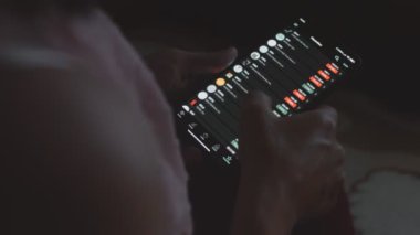 Tüccar yatırımcı analisti cep telefonu uygulaması kullanıyor. Finansal borsa analizleri. Yatırımcı, şirketlerin fiyat indeksini analiz ediyor