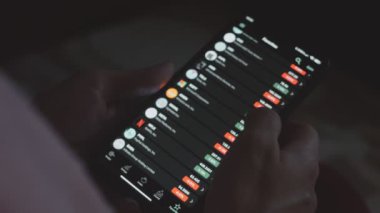 Tüccar yatırımcı analisti cep telefonu uygulaması kullanıyor. Finansal borsa analizleri. Yatırımcı, şirketlerin fiyat indeksini analiz ediyor