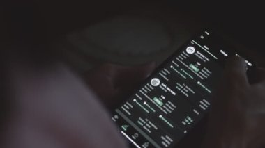 Tüccar yatırımcı analisti cep telefonu uygulaması kullanıyor. Finansal borsa analizleri. Yatırımcı, şirketlerin fiyat indeksini analiz ediyor