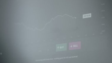 Bilgisayar kullanan bir tüccar yatırımcı analisti. Kripto para birimi finansal borsası analizleri. Bitcoin fiyat endeksinin grafiğini analiz eden yatırımcı. Sis efekti.