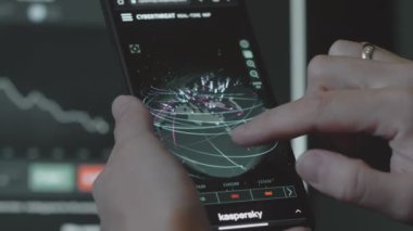 Siber saldırı, Siber güvenlik ve küresel ağ konsepti. Cep telefonundaki dünya haritası dünya çapında siber saldırıyı gösteriyor.