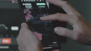 Siber saldırı, Siber güvenlik ve küresel ağ konsepti. Cep telefonundaki dünya haritası dünya çapında siber saldırıyı gösteriyor.
