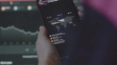 Siber saldırı, Siber güvenlik ve küresel ağ konsepti. Cep telefonundaki dünya haritası dünya çapında siber saldırıyı gösteriyor.