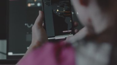 Siber saldırı, Siber güvenlik ve küresel ağ konsepti. Cep telefonundaki dünya haritası Avrupa, Kuzey ve Güney Amerika 'da siber saldırıyı gösteriyor