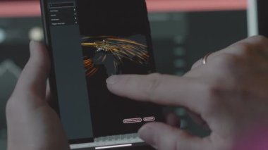 Siber saldırı, Siber güvenlik ve küresel ağ konsepti. Cep telefonundaki dünya haritası dünya çapında siber saldırıyı gösteriyor.