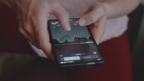 Şadamı Yatırımcı Tüccar Analizci Cep Telefonu Ekranındaki Hisse Senedi Fiyatlarının — Stok video