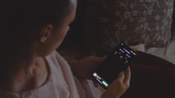 妇女使用速度应用程序检查手机上的因特网速度 — 图库视频影像