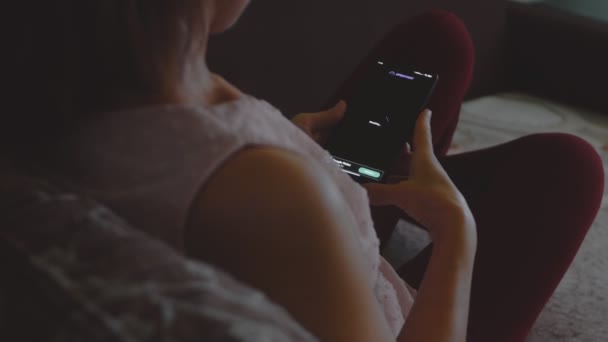 Kvinde Kontrollere Internettet Hastighed Mobiltelefon Ved Hjælp Hastighed App – Stock-video