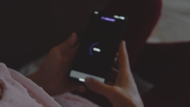 Vrouw Die Internetsnelheid Controleert Mobiele Telefoon Met Behulp Van Speed — Stockvideo