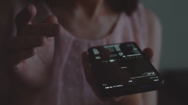 Tüccar Yatırımcı Analisti Cep Telefonu Uygulaması Kullanıyor Finansal Borsa Analizleri — Stok video