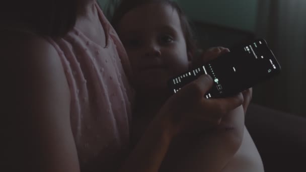 Händleranalystin Mit Handy App Während Sie Ihr Kind Kleinkind Der — Stockvideo