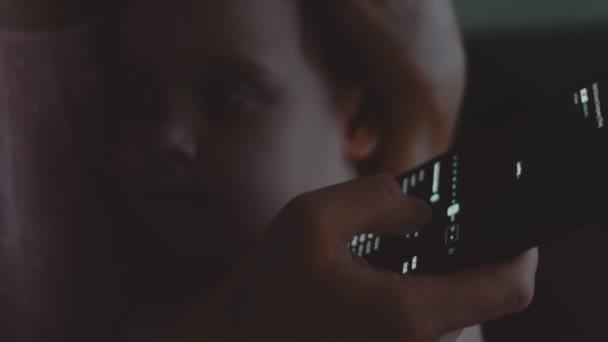 Аналитик Трейдера Инвестора Использующая Приложение Мобильного Телефона Держа Своего Ребенка — стоковое видео