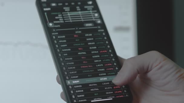 Analityk Inwestor Handlowy Pomocą Aplikacji Komputera Komórkowego Analityka Dla Kryptowaluta — Wideo stockowe