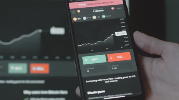 携帯電話アプリとコンピュータを使用してトレーダー投資家アナリスト 仮想通貨金融株式市場のための分析 ビットコインの価格指数グラフを分析する投資家 — ストック動画