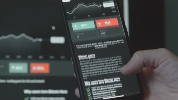 Handelaar Investeerder Analist Met Behulp Van Mobiele Telefoon App Computer — Stockvideo