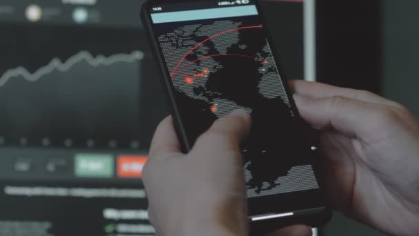 Cyber Angriff Cyber Sicherheit Und Globales Netzwerkkonzept Weltkarte Auf Handy — Stockvideo