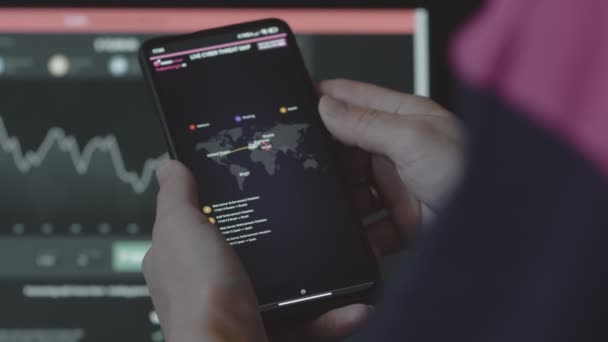 Siber Saldırı Siber Güvenlik Küresel Konsepti Cep Telefonundaki Dünya Haritası — Stok video