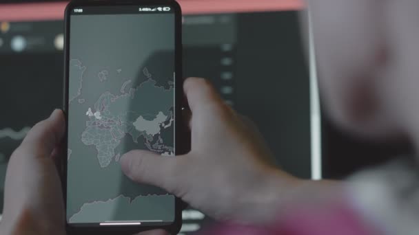 サイバー攻撃 サイバーセキュリティ グローバルネットワークコンセプト 米国でのサイバー攻撃を示す携帯電話の世界地図 — ストック動画
