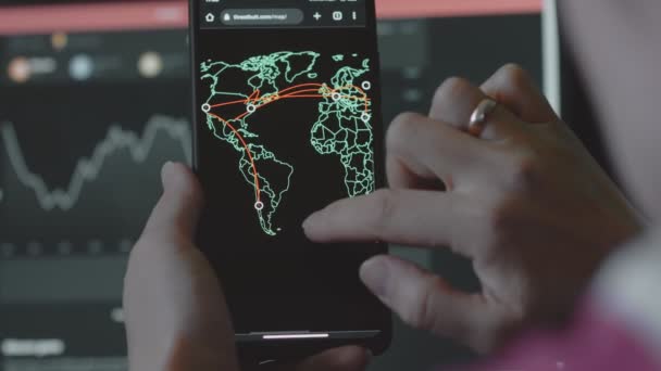 サイバー攻撃 サイバーセキュリティ グローバルネットワークコンセプト 世界中のサイバー攻撃を示す携帯電話の世界地図 — ストック動画