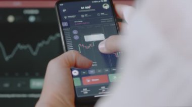 Cep telefonu ekranında finansal piyasa ve döviz kuru analiz ediliyor. Histogram büyüme ve fiyat endeksinde azalma gösteriyor. Yatırım kavramı