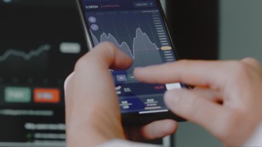 Cep telefonu ekranında finansal piyasa ve döviz kuru analiz ediliyor. Histogram büyüme ve fiyat endeksinde azalma gösteriyor. Yatırım kavramı