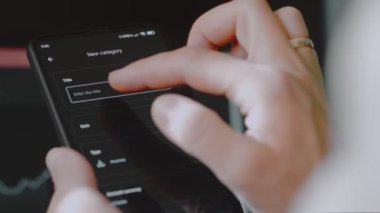 Akıllı para yönetimi. Bütçeyi izlemek için teknolojiyi kullanmak. Hesaplarını yapmak için cep telefonu kullanan biri. Yeni bir harcama kategorisi ekleniyor