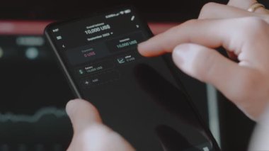 Akıllı para yönetimi. Bütçeyi izlemek için teknolojiyi kullanmak. Hesaplarını yapmak için cep telefonu kullanan biri. Gelir hakkında bilgi ekleniyor