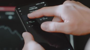 Akıllı para yönetimi. Bütçeyi izlemek için teknolojiyi kullanmak. Hesaplarını yapmak için cep telefonu kullanan biri. Gıda kategorisine yeni harcamalar ekleniyor