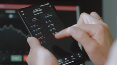 Akıllı para yönetimi. Bütçeyi izlemek için teknolojiyi kullanmak. Hesaplarını yapmak için cep telefonu kullanan biri. Kıyafet kategorisine yeni harcamalar ekleniyor