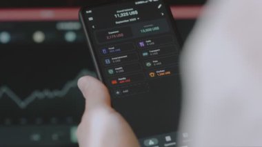 Akıllı para yönetimi. Bütçeyi izlemek için teknolojiyi kullanmak. Hesaplarını yapmak için cep telefonu kullanan biri. Harcamalar için istatistikler