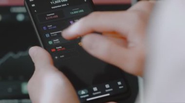 Akıllı para yönetimi. Bütçeyi izlemek için teknolojiyi kullanmak. Hesaplarını yapmak için cep telefonu kullanan biri. Sağlık kategorisine yeni harcamalar ekleniyor