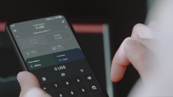 スマートマネー管理 予算を追跡する技術を使用します 携帯電話を使用してアカウントを作成する人 収入に関する情報の追加 — ストック動画