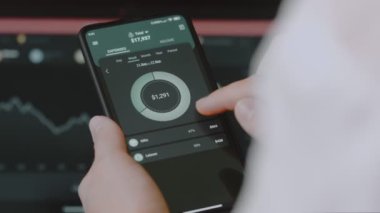 Akıllı para yönetimi. Bütçeyi izlemek için teknolojiyi kullanmak. Hesaplarını yapmak için cep telefonu kullanan biri. Kafe kategorisine yeni harcamalar ekleniyor