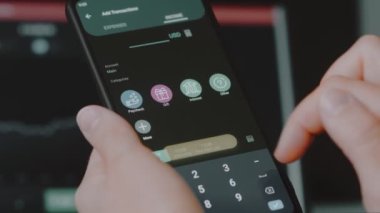 Akıllı para yönetimi. Bütçeyi izlemek için teknolojiyi kullanmak. Hesaplarını yapmak için cep telefonu kullanan biri. Gelir maaşı kategorisi hakkında bilgi ekleniyor