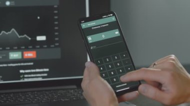 Akıllı para yönetimi. Bütçeyi izlemek için teknolojiyi kullanmak. Hesaplarını yapmak için cep telefonu kullanan biri. Faturalar kategorisine yeni harcamalar ekleniyor