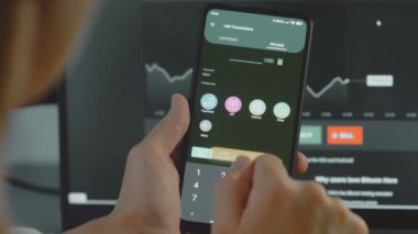 Akıllı para yönetimi. Bütçeyi izlemek için teknolojiyi kullanmak. Hesaplarını yapmak için cep telefonu kullanan biri. Gelir maaşı kategorisi hakkında bilgi ekleniyor