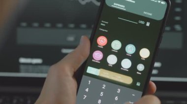 Akıllı para yönetimi. Bütçeyi izlemek için teknolojiyi kullanmak. Hesaplarını yapmak için cep telefonu kullanan biri. Eğitim kategorisine yeni harcamalar ekleniyor. Harcama kategorilerini gösteren çizelge