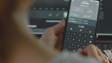 Akıllı para yönetimi. Bütçeyi izlemek için teknolojiyi kullanmak. Hesaplarını yapmak için cep telefonu kullanan biri. Gelir Yatırım kategorisi hakkında bilgi ekleniyor