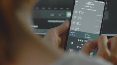 Akıllı para yönetimi. Bütçeyi izlemek için teknolojiyi kullanmak. Hesaplarını yapmak için cep telefonu kullanan biri. Tüm harcama kategorileri kontrol ediliyor