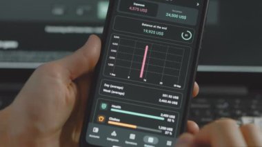 Akıllı para yönetimi. Bütçeyi izlemek için teknolojiyi kullanmak. Hesaplarını yapmak için cep telefonu kullanan biri. Tüm harcama kategorileri kontrol ediliyor